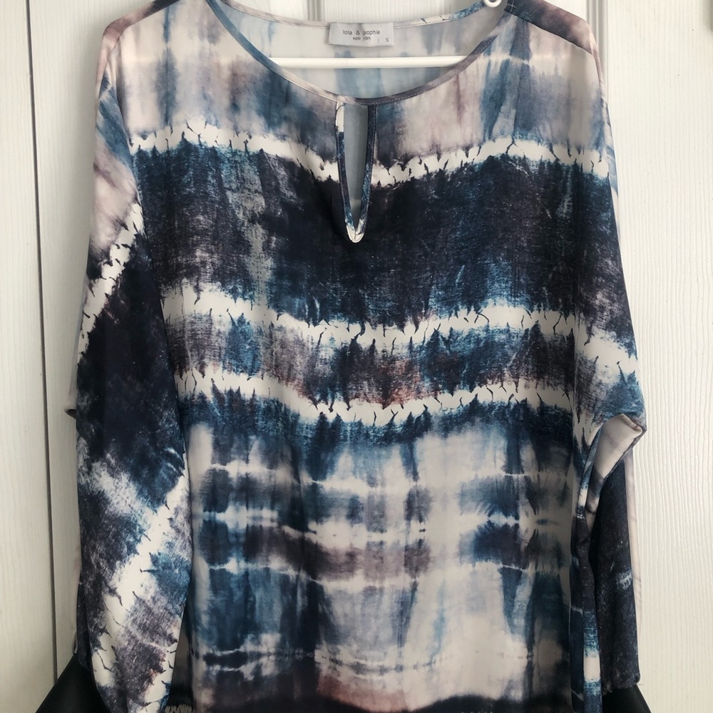 Lola & Sophie,Trendy 3/4 length sleeve w faux leather trim.Size small but blousy
